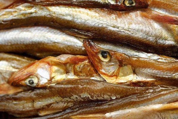 Ahşap zemin üzerine tuz ile kurutulmuş balık 