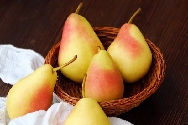 Sulu olgun sarı armut ahşap tablo 