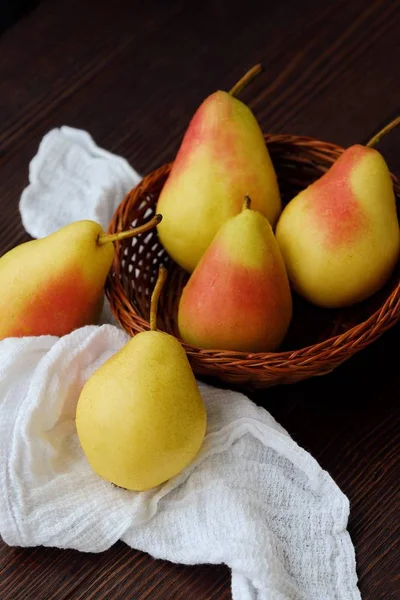 Sulu olgun sarı armut ahşap tablo 