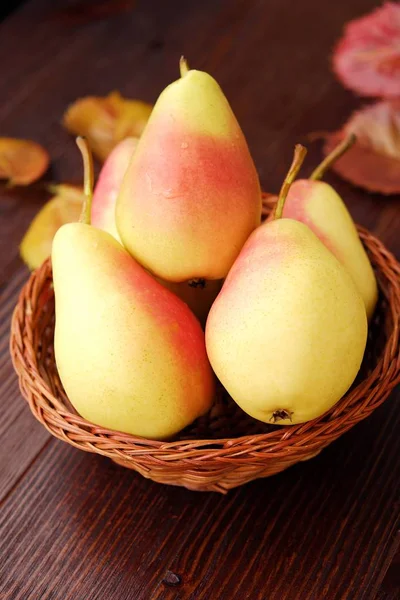 Sulu olgun sarı armut ve ahşap bir masa içinde sonbahar yaprakları