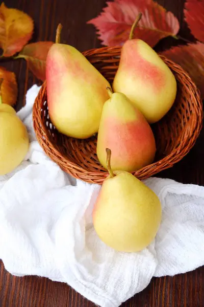Juicy ripe yellow pears in a wooden table — Stock Photo, Image
