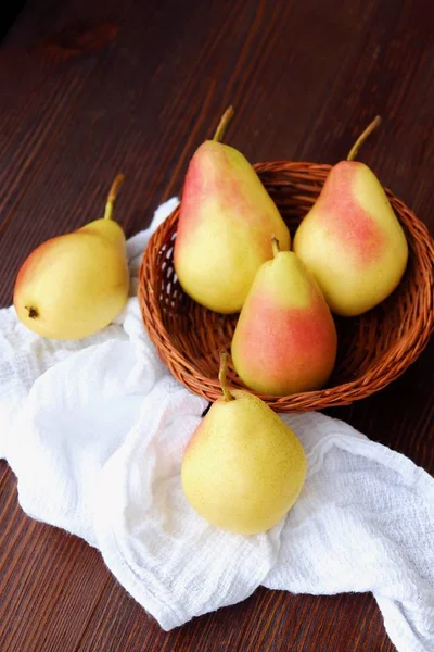 Sulu olgun sarı armut ahşap tablo 