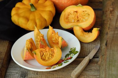 Lezzetli taze turuncu ahşap masa üzerinde kabak 