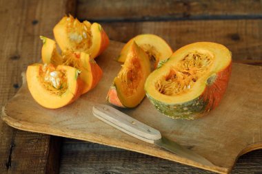 Lezzetli taze turuncu ahşap masa üzerinde kabak 