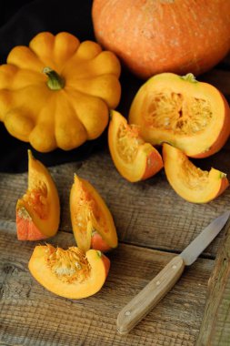 Lezzetli taze turuncu ahşap masa üzerinde kabak 