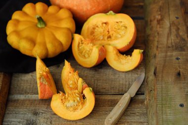 Lezzetli taze turuncu ahşap masa üzerinde kabak 