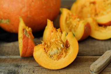 Lezzetli taze turuncu ahşap masa üzerinde kabak 