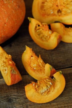 Lezzetli taze turuncu ahşap masa üzerinde kabak 