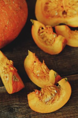 Lezzetli taze turuncu ahşap masa üzerinde kabak 