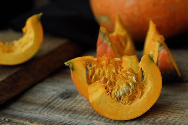 Lezzetli taze turuncu ahşap masa üzerinde kabak 