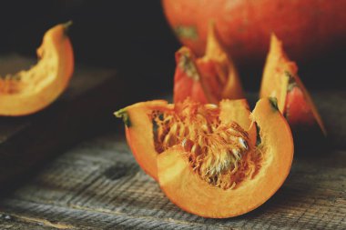 Lezzetli taze turuncu ahşap masa üzerinde kabak 
