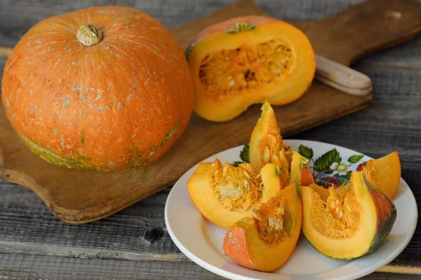 Deliciosa abóbora laranja fresca na mesa de madeira — Fotografia de Stock