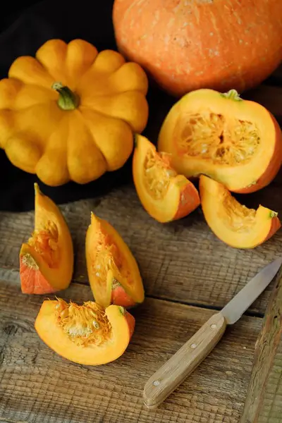 Lezzetli taze turuncu ahşap masa üzerinde kabak 