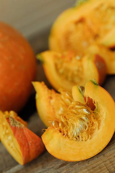 Deliciosa abóbora laranja fresca na mesa de madeira — Fotografia de Stock