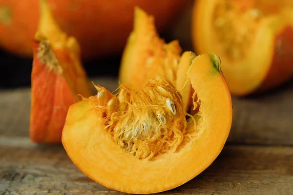 Deliciosa abóbora laranja fresca na mesa de madeira — Fotografia de Stock