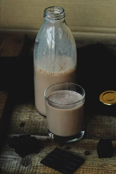 おいしい牛乳とテーブルの上のチョコレート — ストック写真
