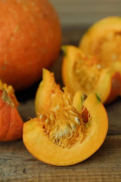 Deliciosa calabaza naranja fresca sobre mesa de madera — Foto de Stock