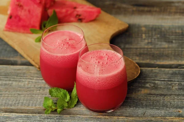 Deliciosa melancia suculenta e suco na mesa — Fotografia de Stock