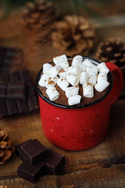 Delicioso chocolate quente com marshmallows na mesa — Fotografia de Stock