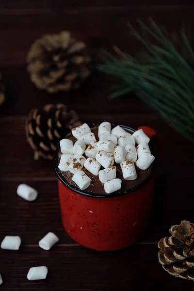 Delicioso chocolate caliente con malvaviscos en la mesa — Foto de Stock