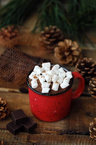 Вкусный горячий шоколад с зефиром на столе — стоковое фото
