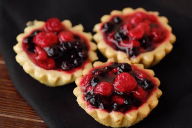 Lezzetli berry kek ve masanın üzerine peçete 