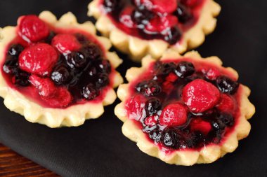 Lezzetli berry kek ve masanın üzerine peçete 