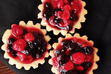 Lezzetli berry kek ve masanın üzerine peçete 