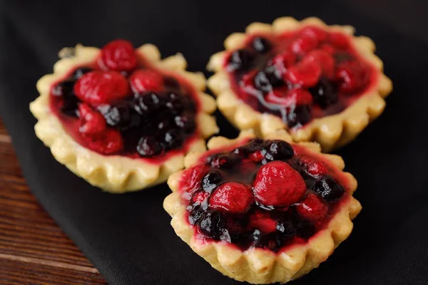 Lezzetli berry kek ve masanın üzerine peçete 