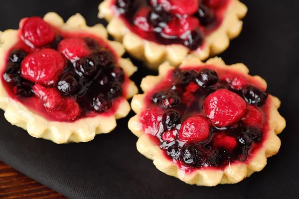 Lezzetli berry kek ve masanın üzerine peçete 