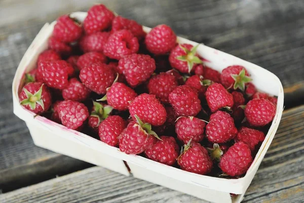 Köstliche frische Himbeeren im Holzkorb — Stockfoto