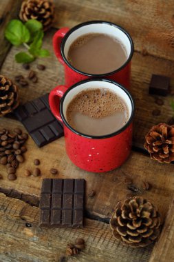 Leziz kakao wih nane ve ahşap masa çikolata 