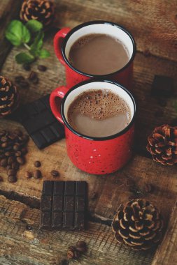 Leziz kakao wih nane ve ahşap masa çikolata 