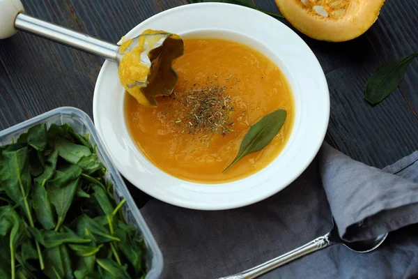 Masada sonbahar otlar ile lezzetli kabak çorbası 