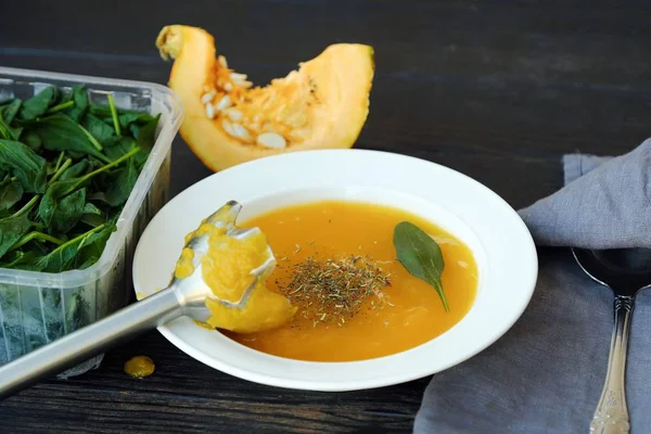 Masada sonbahar otlar ile lezzetli kabak çorbası 