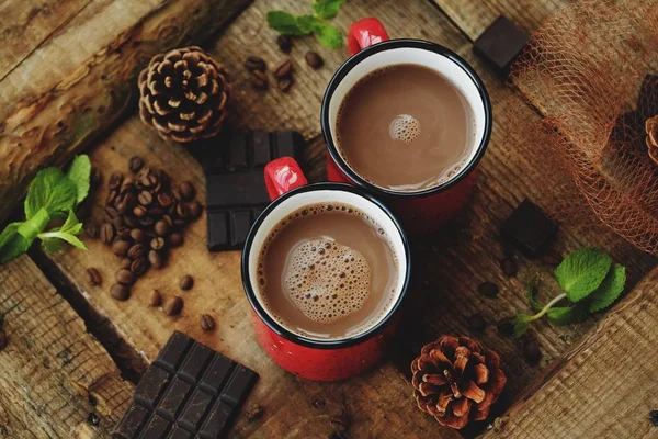 Delicioso cacao con menta y chocolate en mesa de madera —  Fotos de Stock