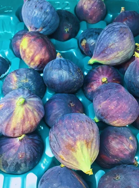 Figos roxos maduros deliciosos no mercado — Fotografia de Stock