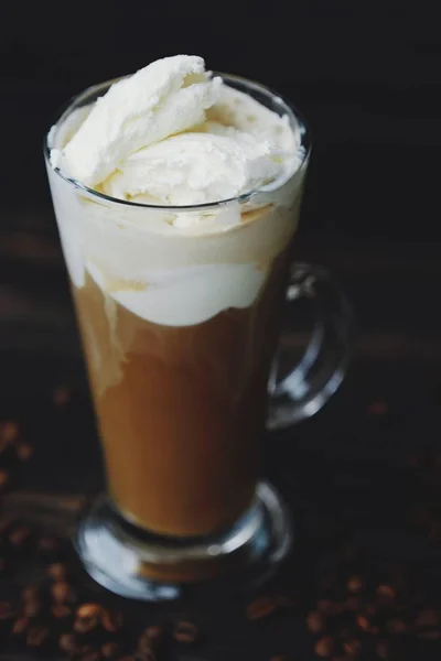Delicioso café preto com sorvete na mesa — Fotografia de Stock