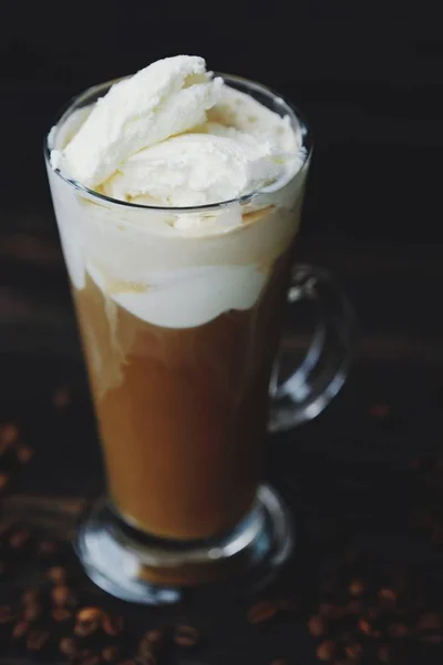 Délicieux café noir avec crème glacée sur la table — Photo