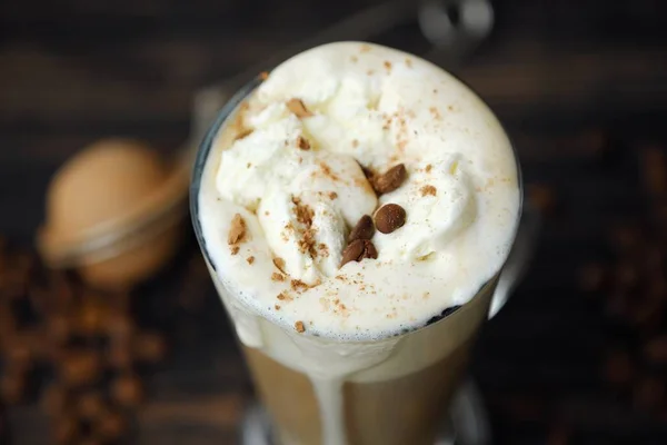 Délicieux café noir avec crème glacée sur la table — Photo