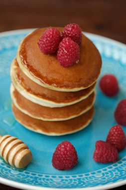 Ahududu ve ballı bir kase lezzetli gözleme