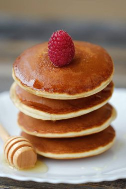 Ahududu ve ballı bir kase lezzetli gözleme