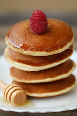 Ahududu ve ballı bir kase lezzetli gözleme