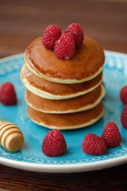 Ahududu ve ballı bir kase lezzetli gözleme