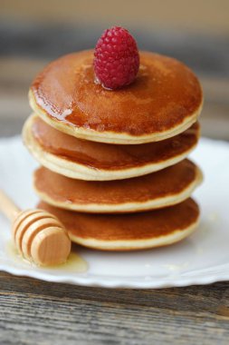 Ahududu ve ballı bir kase lezzetli gözleme