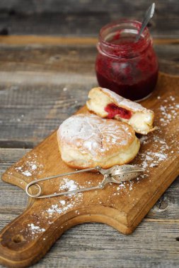 Masanın üzerine vişne reçelli lezzetli taze çörek