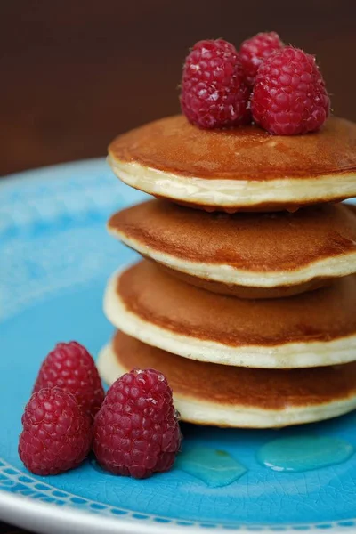 Ahududu ve ballı bir kase lezzetli gözleme