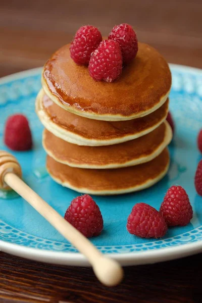 Ahududu ve ballı bir kase lezzetli gözleme