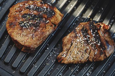 Baharatlar ve tuz ile lezzetli taze ızgara etler