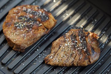 Baharatlar ve tuz ile lezzetli taze ızgara etler